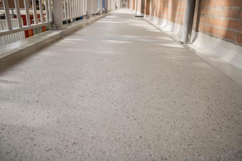 Herstelde galerijvloer in Nieuwegein met Quartzline producten