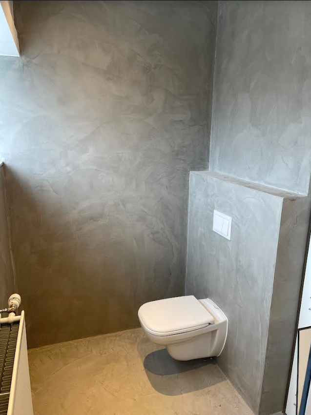 Toiletruimte afgewerkt met Quartzline Cem Micro microcement