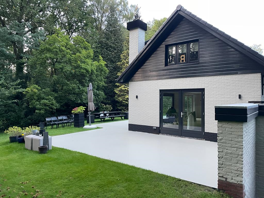 Lichtgrijs terras met Protect Fast Cure coating bij een woning
